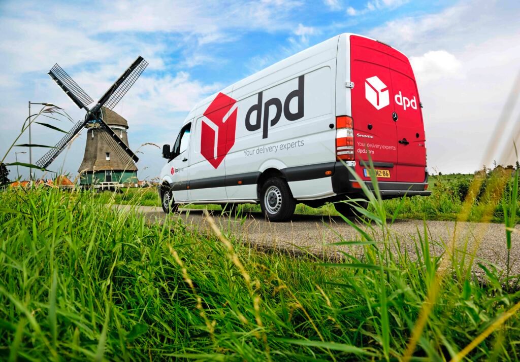 DPD bus bij een windmolen